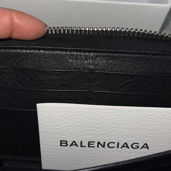Balenciaga wallet preloved excellent condition black leather full set. - Picture 8 of 12